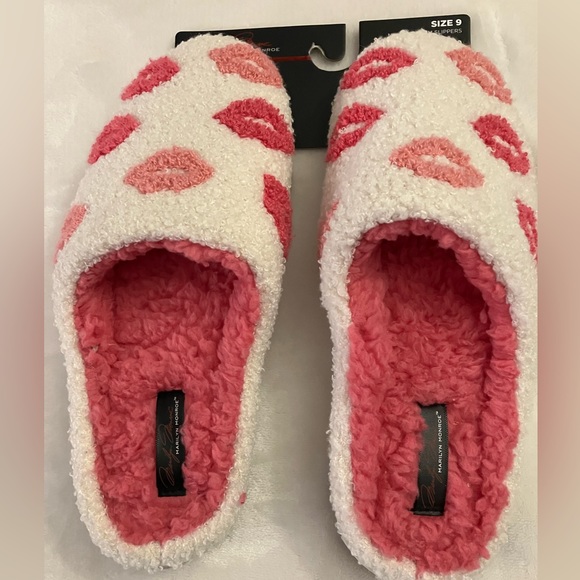 NWT Valentines Day Slippers - Picture 2 of 7